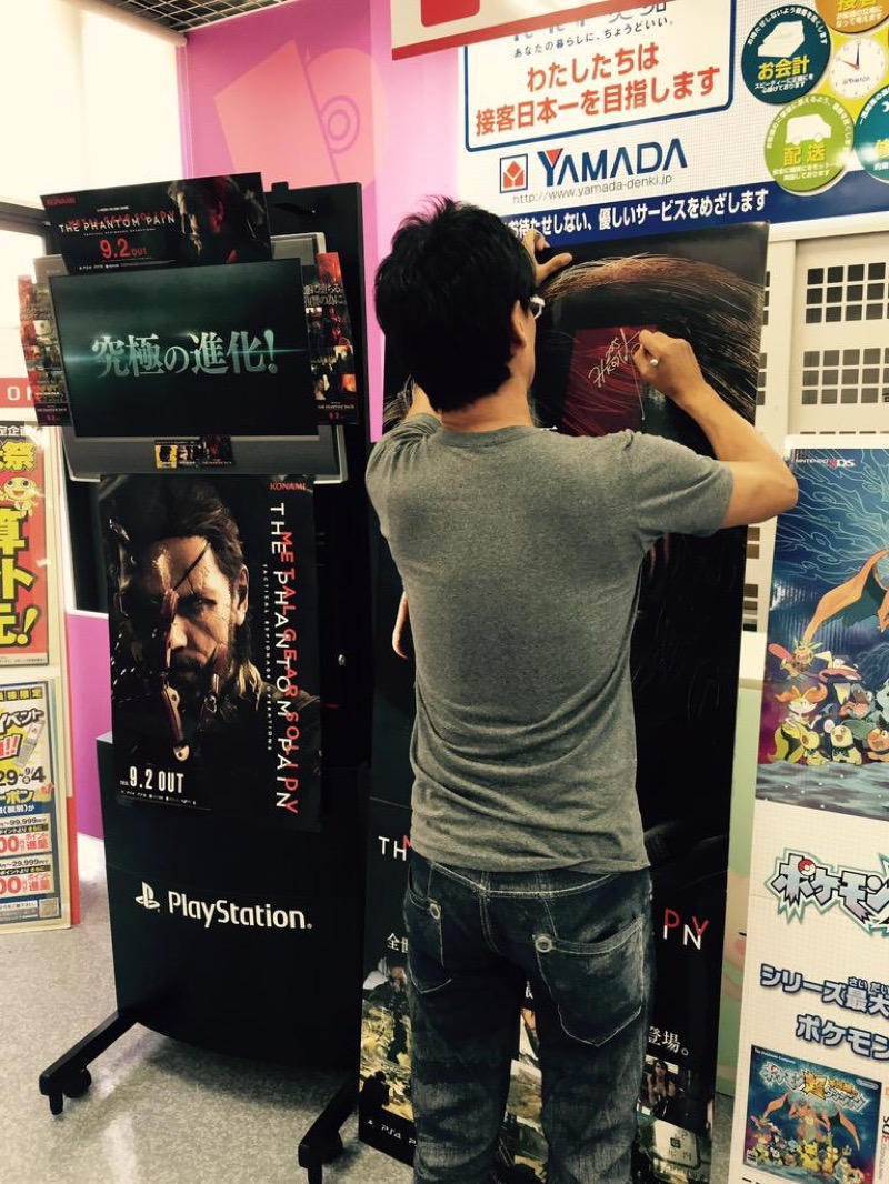 Illustration for article titled Hideo Kojima Sneaks Out, Signs Autographs